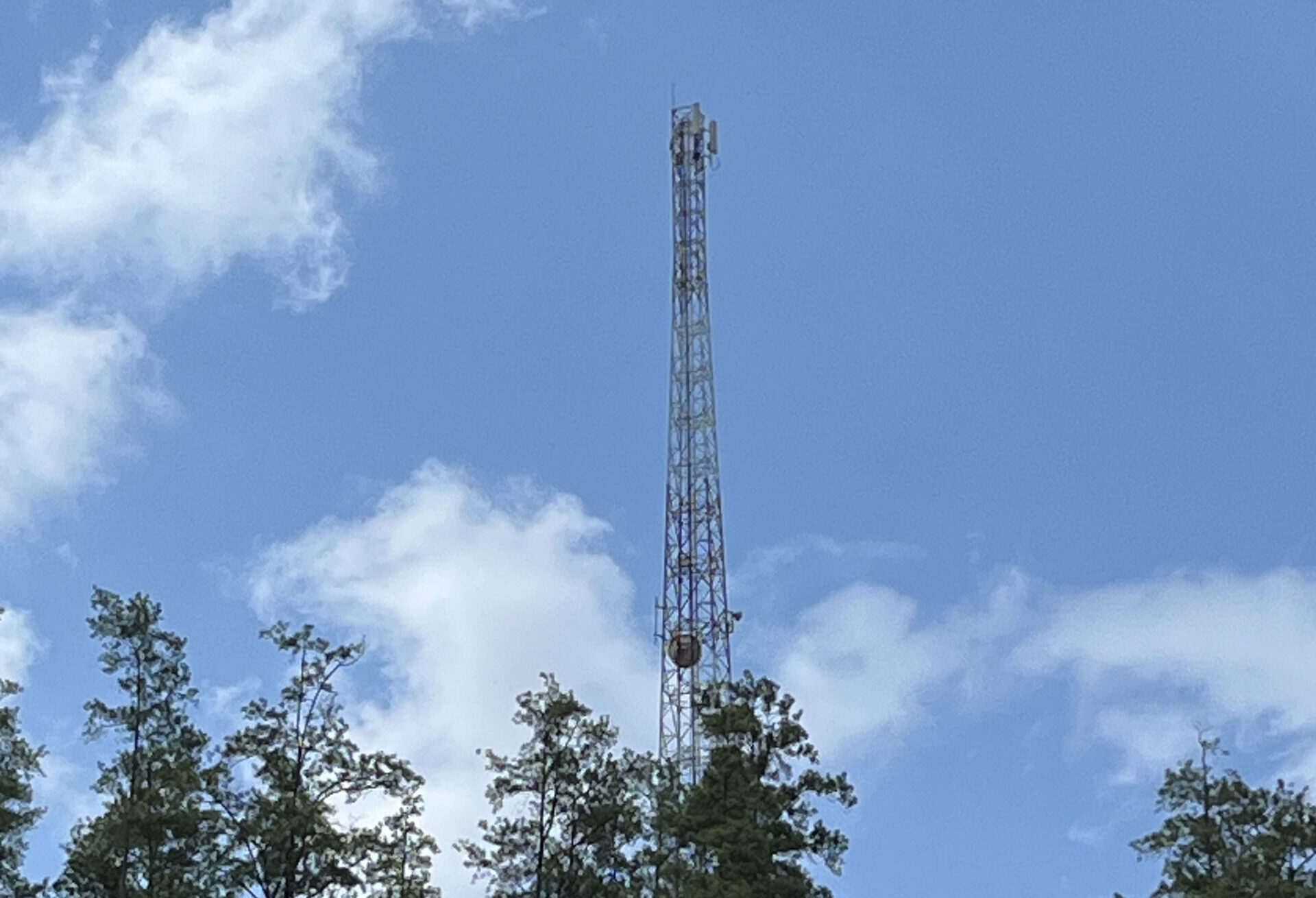 Lebih 2 Bulan Pascabanjir, Warga Saweran Pertalite Hidupkan Tower BTS "Telkomsel"