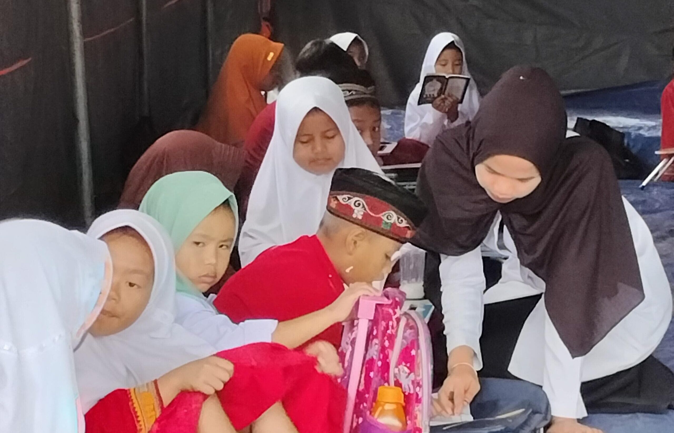 Ketika Guru Tetap Mengajar Meski Rumahnya Tersapu Banjir