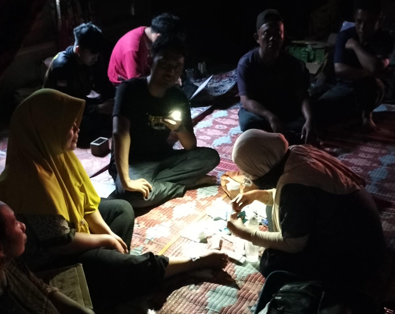 Lampu Senter Warnai Layanan Kesehatan RAT di Reje Payung