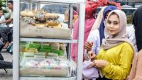 sore-ramadhan-masyarakat-serbu-lapak-takjil-di-lambaro Sore Ramadhan, Masyarakat Serbu Lapak Takjil di Lambaro