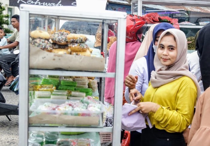 Sore Ramadhan, Masyarakat Serbu Lapak Takjil di Lambaro