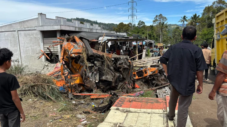 rem-blong-truk-semen-hantam-ruko-di-bener-meriah-hingga-telan-korban-jiwa Rem Blong, Truk Semen Hantam Ruko di Bener Meriah hingga Telan Korban Jiwa