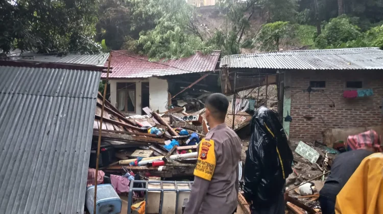 Tertimbun Longsor di Kuta Timu, Petugas Gabungan Larikan 5 Korban ke RSUD Sabang