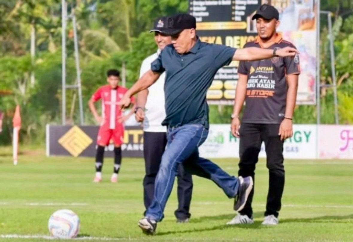 Tendangan Pertama Ketua DPRK Aceh Besar Tandai Pembukaan AMLA Cup 2026