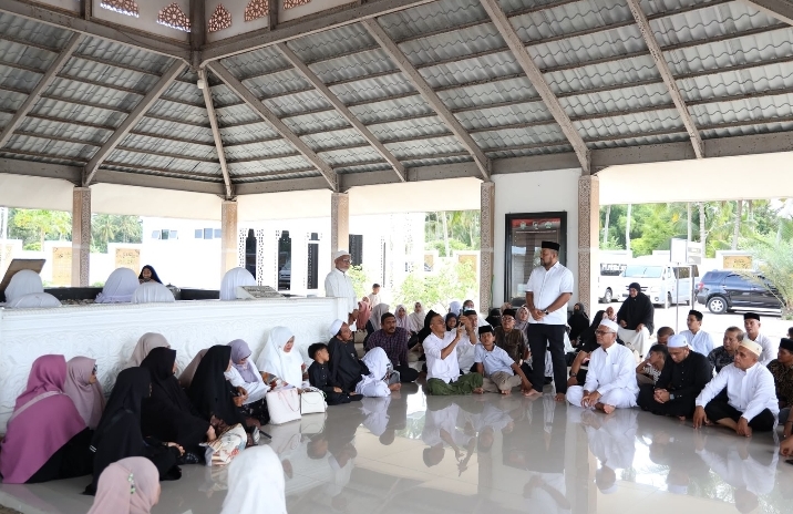 Fadhil Ilyas dan Jamaah Haji Aceh Ziarah ke Makam Habib Bugak, Kenang Warisan Wakaf Baitul Asyi