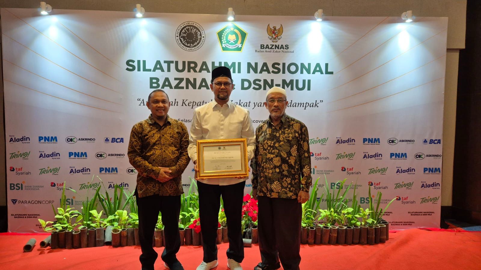ketua-dps-pt-bank-aceh-syariah-raih-anugerah-kepatuhan-zakat-berdampak-dari-baznas-dan-dsn-mui Ketua DPS PT. Bank Aceh Syariah Raih Anugerah Kepatuhan Zakat Berdampak dari BAZNAS dan DSN-MUI
