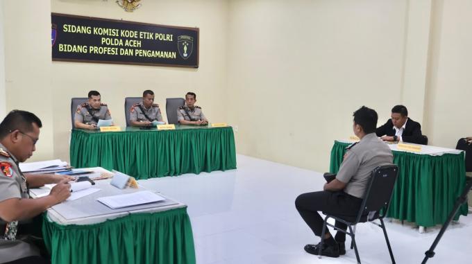 polda-aceh-pecat-briptu-mz-lewat-sidang-etik-terlibat-perampokan-toko-emas-di-aceh-selatan Polda Aceh Pecat Briptu MZ Lewat Sidang Etik, Terlibat Perampokan Toko Emas di Aceh Selatan