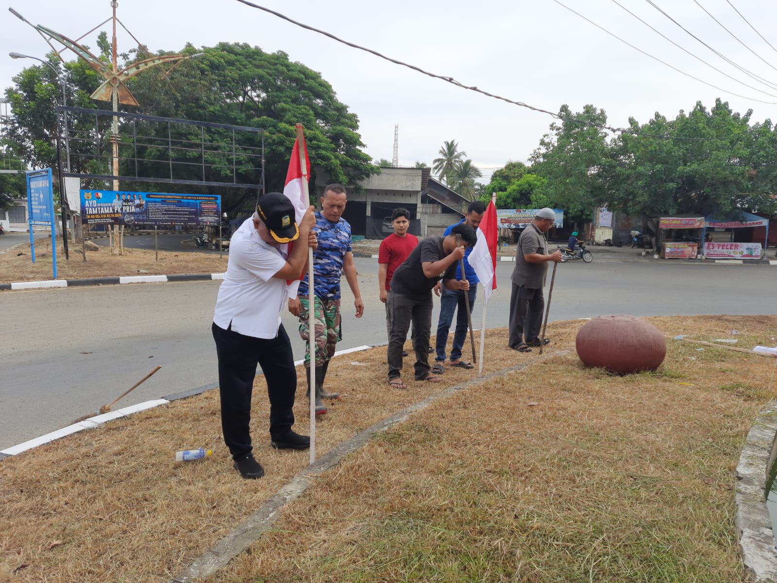 Muspika Blang Bintang Hias Jalanan dengan Bendera dan Umbul-Umbul Merah Putih