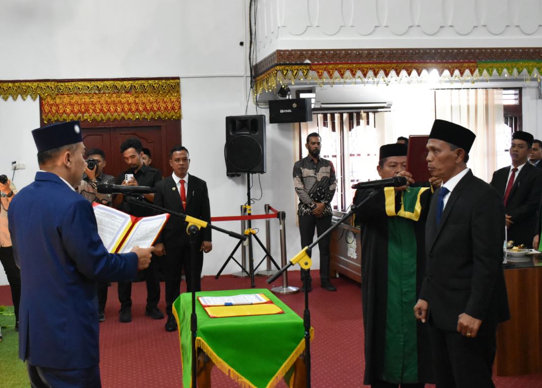 Abdul Mucthi Resmi Lantik Abdul Razak, Ketua DPRK Aceh Besar Ingatkan Tata Tertib Dewan