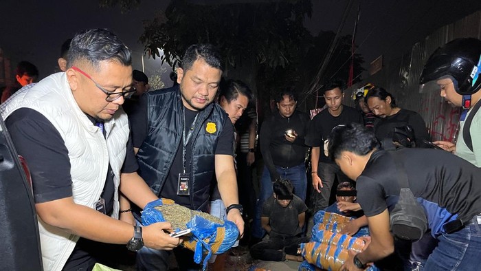 Aksi Kejar-kejaran di Medan, Polisi Tabrak Mobil Kurir 93 Kg Ganja Asal Aceh