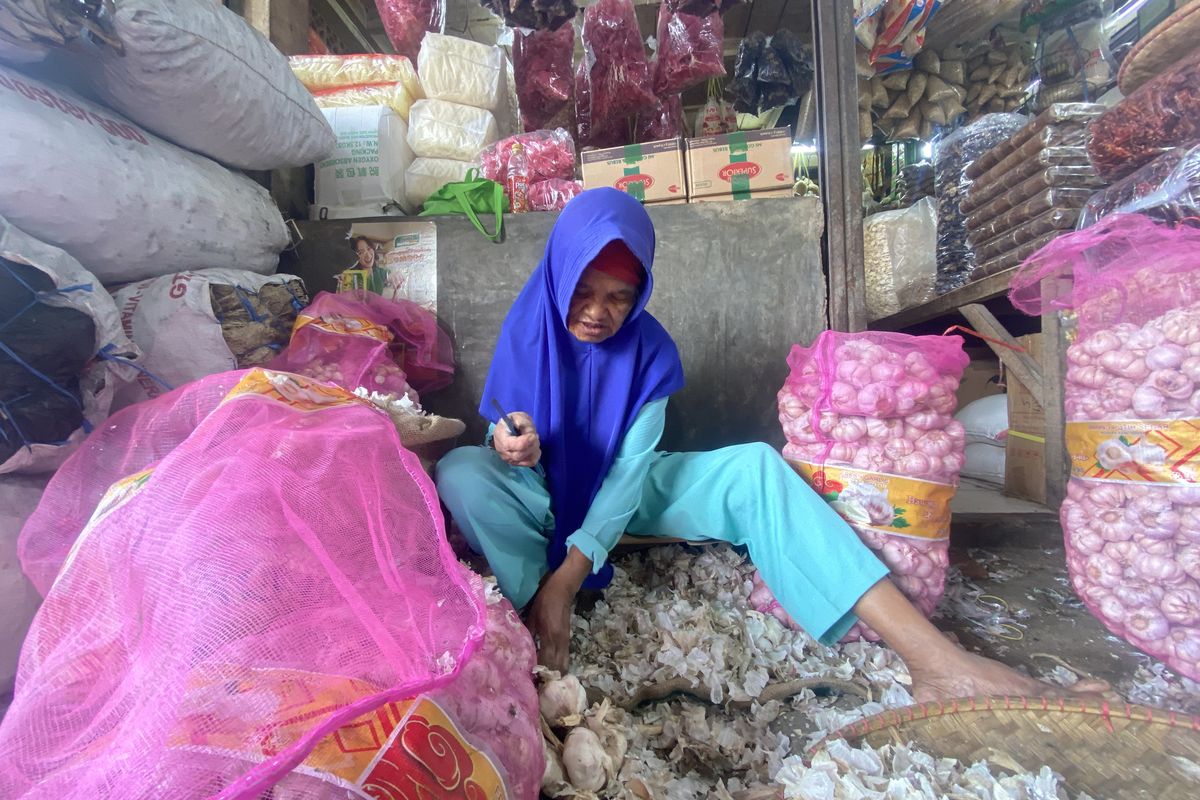 Benarkah Upah Kupas Bawang Rp 700 Ribu? Buruh Sukabumi Ungkap Fakta Sebenarnya
