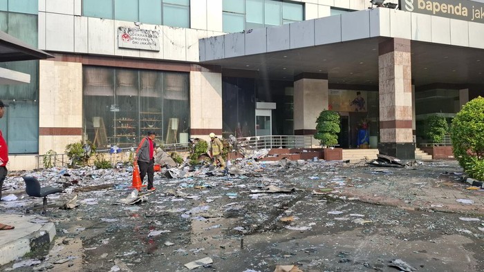damkar-sisir-tumpukan-kertas-di-gedung-bapenda-dki-cegah-api-muncul-lagi Damkar Sisir Tumpukan Kertas di Gedung Bapenda DKI Cegah Api Muncul Lagi