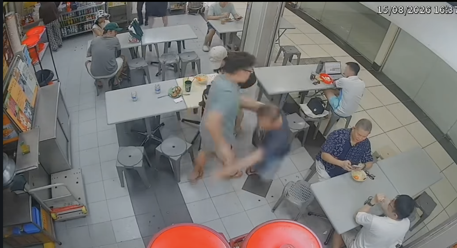 Lansia Pemilik Warung Mie di Singapura di Banting Pengunjung Karena Elus Kepala Anaknya