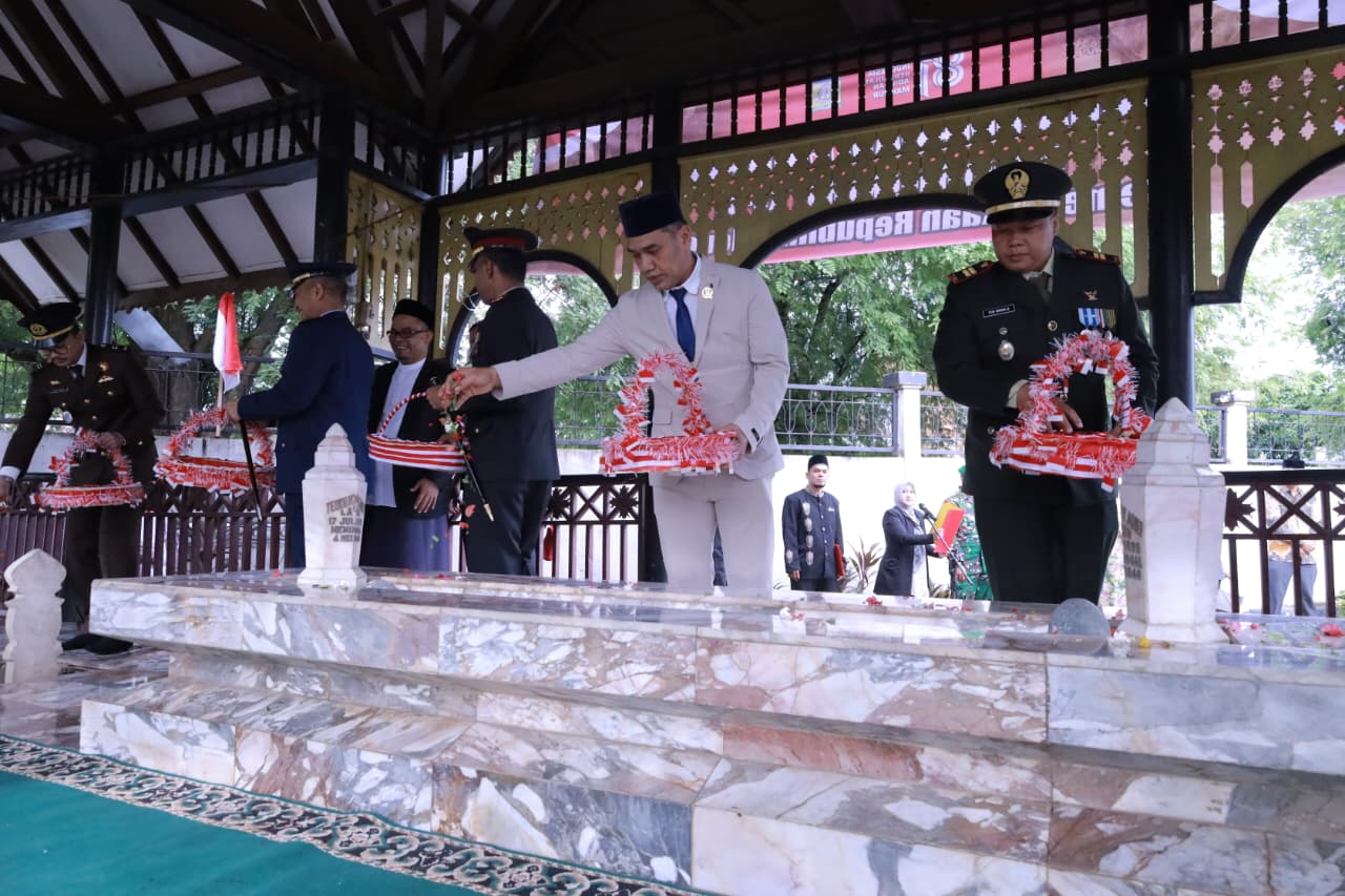 Peringati HUT ke-81 RI, Ketua DPRK Aceh Besar Hadiri Ziarah di Makam Teuku Nyak Arief