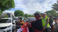 Semarakkan HUT ke-81 RI, Wali Kota Banda Aceh Bagikan Ratusan Bendera Merah Putih di Jalanan