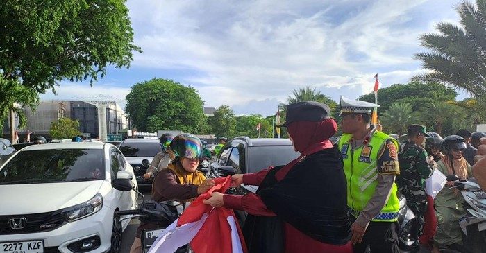 Semarakkan HUT ke-81 RI, Wali Kota Banda Aceh Bagikan Ratusan Bendera Merah Putih di Jalanan