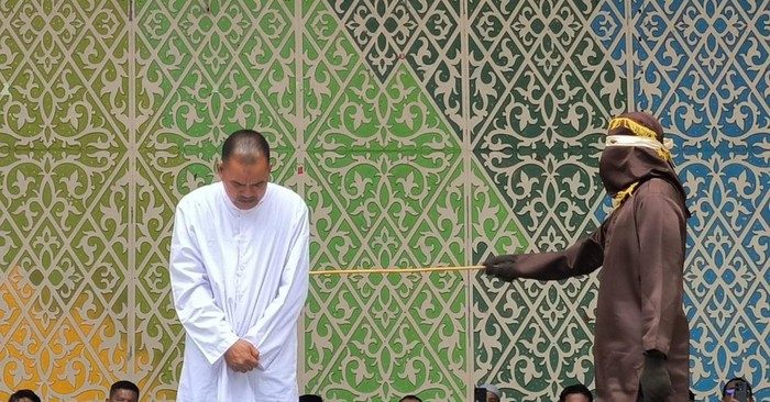 Terseret Kasus Mesum di Hotel, Orang Dekat Pimpinan DPRA Akhirnya Dicambuk 22 Kali