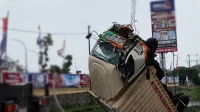 Truk terguling akibat jalan bergelombang di Karawang Selasa pagi