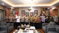 Polisi dan Pasukan Oranye Bersihkan Pinggiran Krueng Aceh dari Sampah