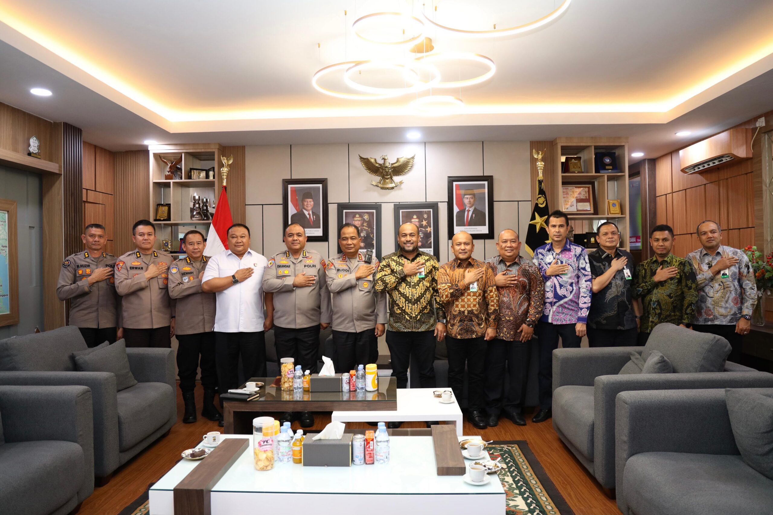 Polisi dan Pasukan Oranye Bersihkan Pinggiran Krueng Aceh dari Sampah