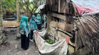 Beratapkan Rumbia dan Spanduk Bekas, Satu Keluarga Bertahan di Gubuk Reyot di Seulimeum