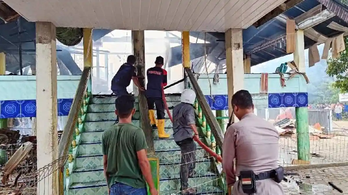 Diduga Korsleting Listrik, Kebakaran Hebat Hanguskan Meunasah di Kuta Makmur