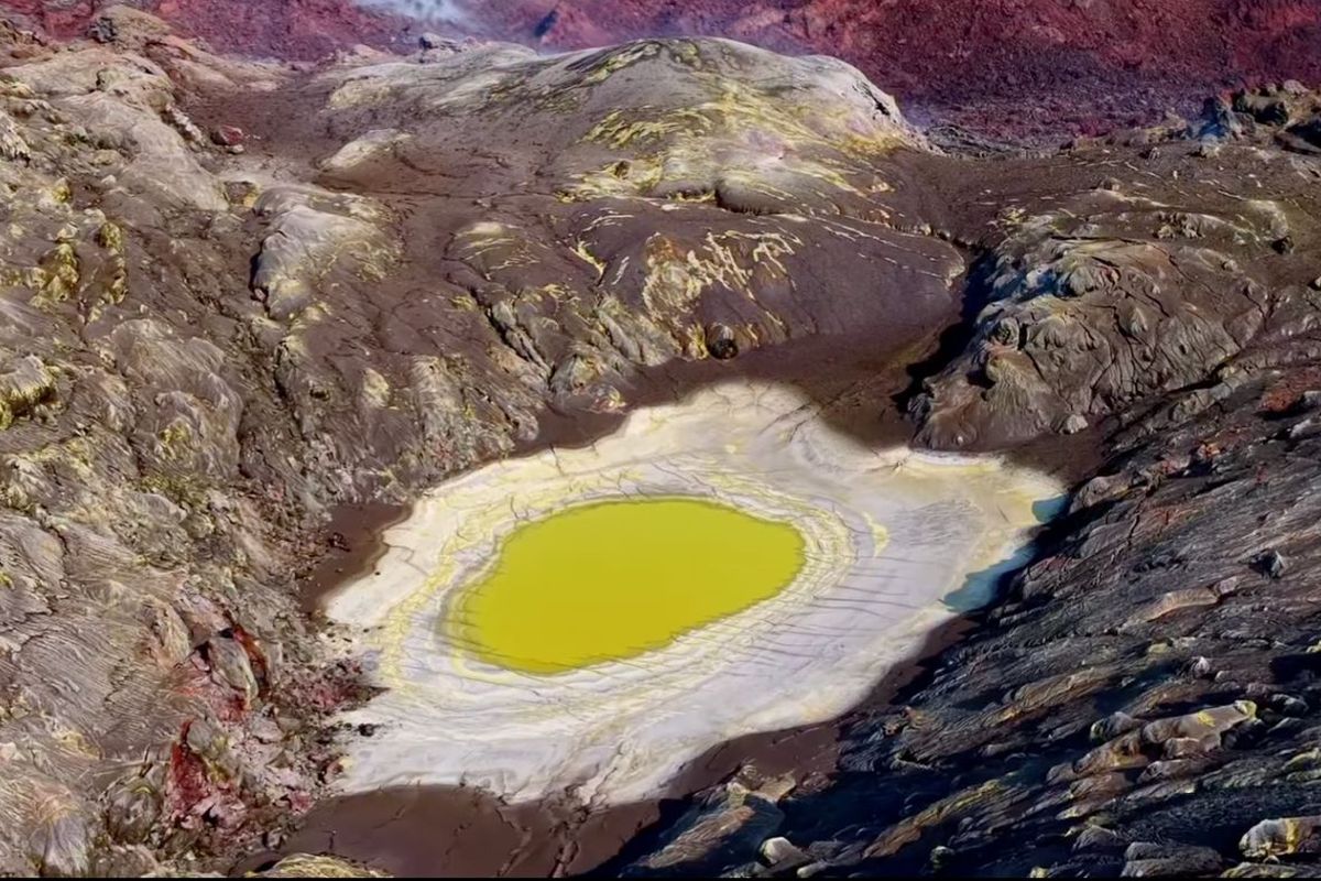 Fenomena ‘Telur Ceplok’ Muncul di Kawah Gunung Anak Krakatau, Ternyata Ini Penyebabnya