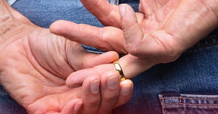 Heboh Bu Satpol PP Tegal Foto Ciuman Bareng Pria Diduga Selingkuhan