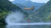 Seberapa Efektif Helikopter Chinook Jepang Padamkan Karhutla?