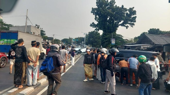 Tragedi Keluarga di Kembangan: Ayah, Ibu, dan Anak Tewas Tersambar dalam Kecelakaan Beruntun
