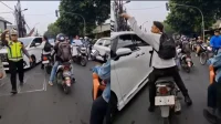 Iring-iringan Diduga Rombongan Pejabat Halangi Ambulans, Warga Sampai Kehabisan Suara